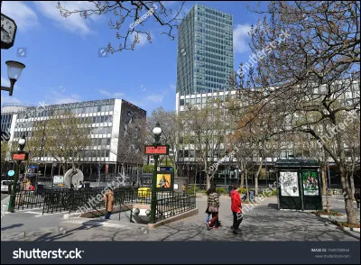 Quel nom portait l'ordre adressé par le roi à un parlement qui lui enjoignait d'enregistrer une ordonnance ou un édit que celui-ci avait déjà refusé ?