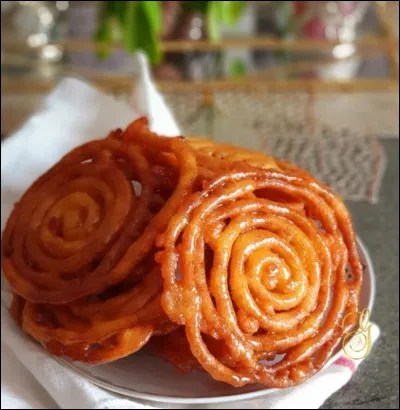 ''Zlabia'' et ''jalebi'' sont les deux noms que l'on donne à ces confiseries orientales.