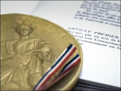 "Lorsque les institutions de la République, l'indépendance de la Nation, l'intégrité de son territoire ou l'exécution de ses engagements internationaux sont menacés...", nous dit un projet de la Constitution d'octobre 1958.