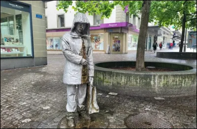 ''La pleureuse'' est une sculpture install&eacute;e &agrave; Fribourg, donc dans quel pays ?