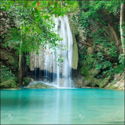 Wouah ! Cet endroit est paradisiaque ! On peut y voir de magnifiques cascades.
Le mot "cascade" est...