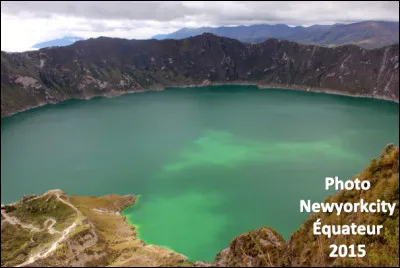 Quel est ce volcan en Q d'Équateur qui culmine à 3 914m d'altitude, dont le cratère contient un lac aux eaux turquoises ?