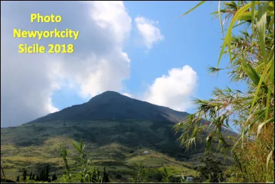 Quel est ce volcan actif en S situé sur l'île éolienne du même nom au large de la Sicile ?