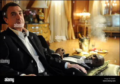 Quel acteur est aux côtés de François Cluzet dans le film "Intouchables" ?