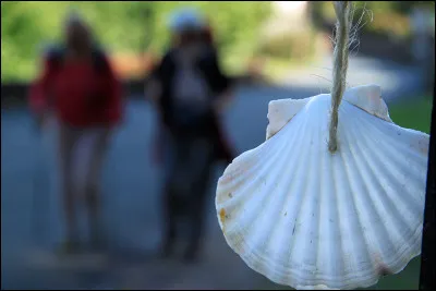 La Coquille Saint-Jacques est en particulier connue pour son utilisation lors des pèlerinages vers Saint-Jacques de Compostelle qui est la capitale de quelle communauté autonome d'Espagne ?