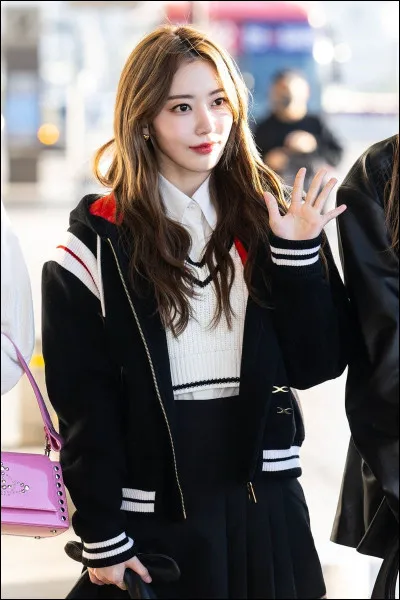 De quel groupe Sakura (photo ci-dessus) fait-elle partie ?