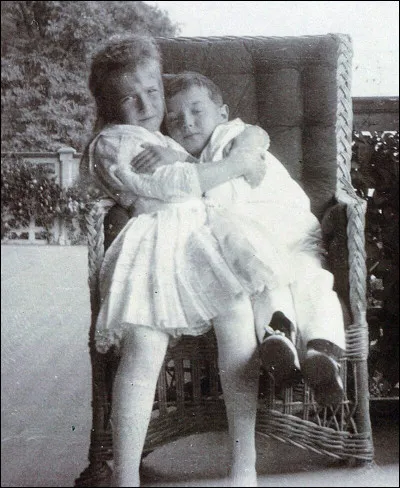 De quel instrument jouait-elle avec son frère ?