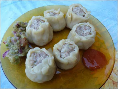 Un bouchon est une petite bouch&eacute;e de viande de porc ou de poulet qu'on sert g&eacute;n&eacute;ralement en ap&eacute;ritif sur quelle ile, sachant que sa capitale est Saint-Denis ?