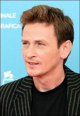 Il est l'un des ' Truands ' qui sme le 'Trouble '... ' Sans laisser de traces '