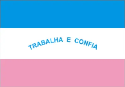 C'est la 1re fois que je vois autant de rose dans un drapeau. Il appartient d'ailleurs...