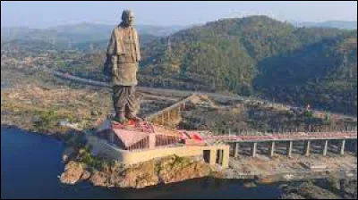 Géographie et Monuments : Dans quel pays peut-on admirer la statue de l'unité qui est la plus grande statue du monde ?