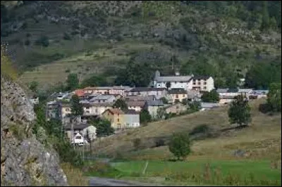 Petit village de 32 habitants, dans Pays de Sault et sur les bords de l'Hers Vif, Comus se situe dans le département occitan ...