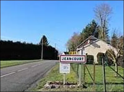 Nous sommes de retour dans les Hauts-de-France, cette fois à l'entrée de Jeancourt. Village de l'aire d'attraction Saint-Quentinoise, il se situe dans le département ...