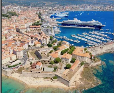 Ajaccio est la préfecture du département de la Haute-Corse.