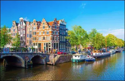 Amsterdam est la capitale officielle du Royaume des Pays-bas.
