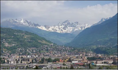 Aoste est la capitale de la région italienne autonome de la Vallée d'Aoste.