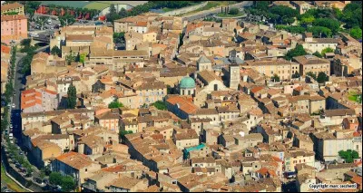 Apt est la capitale du Luberon et des fruits confits.