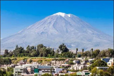 Arequipa est une ville bolivienne, capitale de la province du même nom et situé au pied du mont péruvien Misti.