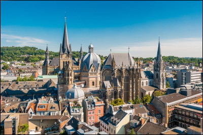 Aachen est une ville allemande, résidence de Charlemagne et capitale de l'Empire carolingien au IXe siècle.