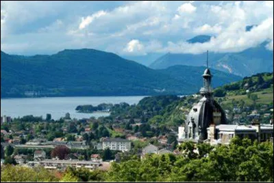Aix-les-Bains est célèbre pour ses calissons, une confiserie en forme de navette.