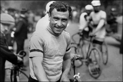 Qui est ce célèbre coureur qui remporte l'épreuve en 1910 ?