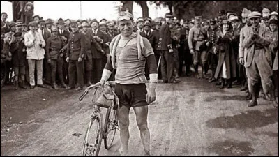 Qui est ce compétiteur gagnant quatre fois l'épreuve à la suite ?