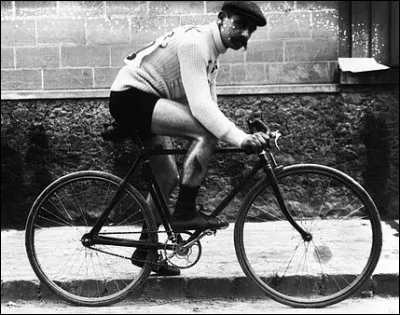 Ce coureur est une légende à lui seul et arrive deuxième lors de l'édition 1912. Quiest ce grand cycliste ?