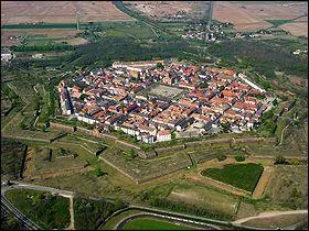Dans le Bas-Rhin, la construction de Neuf-Brisach fut dcide aprs la perte de Vieux-Brisach, place forte d'outre-Rhin. Aboutissement de l'oeuvre architecturale militaire de Vauban la ville est ...