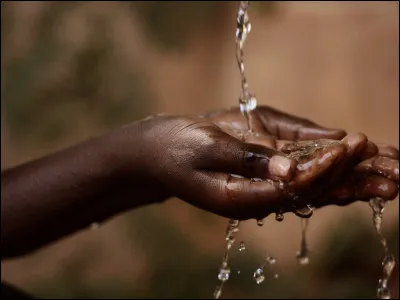 Les gens, en Afrique et en Asie, doivent marcher en moyenne 6 km pour recueillir de leau.