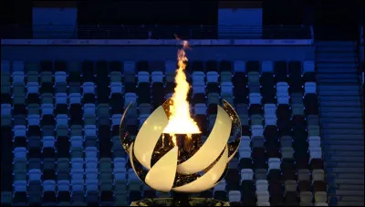 La flamme olympique est allumée grâce aux rayons du soleil.
