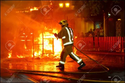 Comment s'appellent les combinaisons que portent les pompiers ?