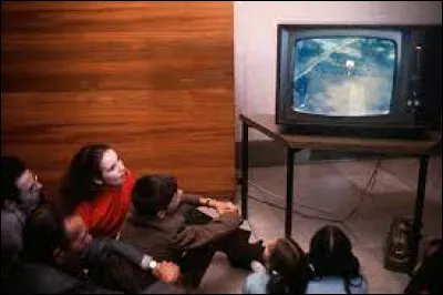 Médias et divertissements : En quelle année la télévision est-elle passée en couleur ?