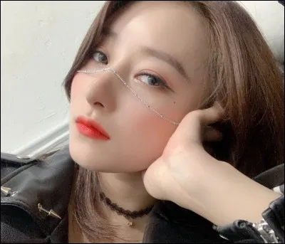 Avec quel membre de A.C.E SuA est-elle amie ?