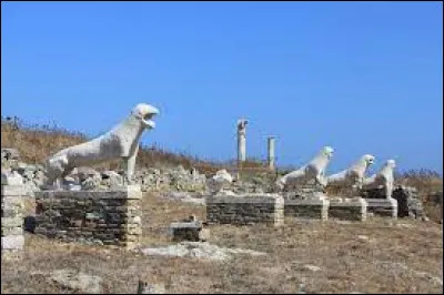 Quelle île historique, connue pour ses ruines se trouve à proximité de Mykonos ?