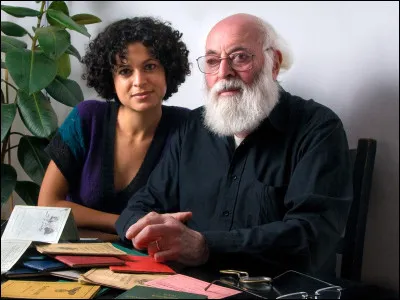 Il devient alors responsable d'un laboratoire clandestin camouflé derrière un faux studio d'art qui fabriquait des faux papiers. À ce moment-là, un problème apparu. Nous pouvons tout effacer à l'exception de l'encre Waterman et tous les papiers sont écrits avec cette encre, que faire ? 
Vous vous en doutez, Adolfo avait la solution mais d'où la connaissait-il ?