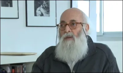 Un jour, on lui a demandé de faire un faux certificat de baptême, une fausse carte d'alimentation et une fausse carte d'identité pour 300 enfants (soit 900 documents) en trois jours. D'après des calculs qu'Adolfo avait faits, il mettait une heure à falsifier 30 documents. Que se disait-il pour ne pas s'endormir et ne pas faire la moindre pause ?