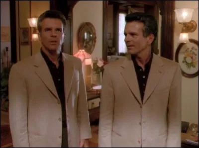 Dans le troisième épisode, laquelle des trois sœurs est la plus enchantée de revoir leur père, de retour après vingt ans d'absence ?