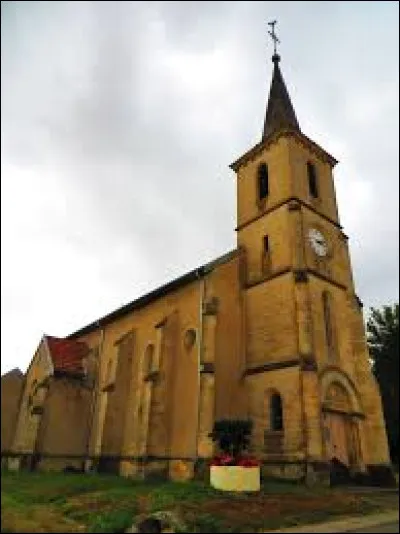 Nous sommes maintenant au pied de l'église Saint-Barthélémy, à Crépion. Ancienne commune Meusienne, elle se situe en région ...