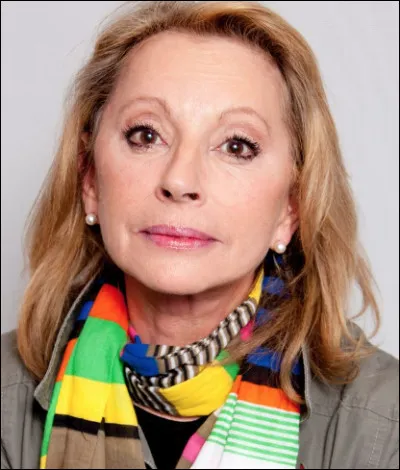 Qui est cette Véronique, autrice-compositrice-interprète et pianiste ?