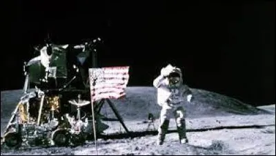 Médias et Divertissements : Par combien de personnes dans le monde a été vu le premier alunissage à la télévision en 1969 ?