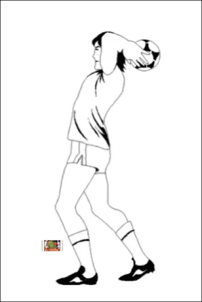 Le milieu de terrain défensif : 
Quelle est la règle importante pour l'exécuteur de la touche ?