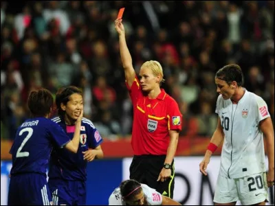 Un(e) joueur/se s'est montré(e) violent(e) pendant le match et a reçu un carton rouge !
Quelle sanction reçoit-il/elle ?