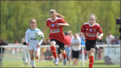 A combien de joueur/se les U 13 jouent-ils/elles ?
(Sur le terrain, sans compter le banc de touche !)
