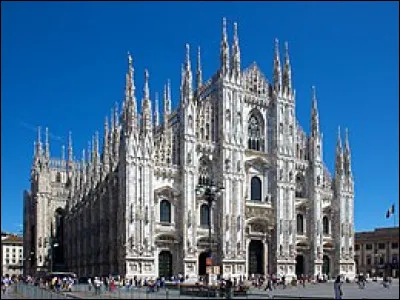Dans quelle ville italienne se trouve le Duomo ?