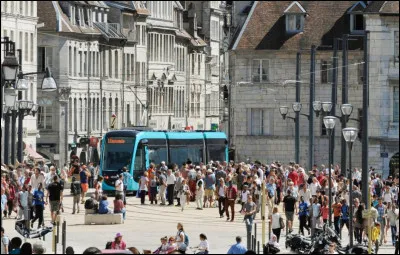 Puis vous pouvez aussi deviner le nom de cette ville grâce à cette image représentant son centre-ville...