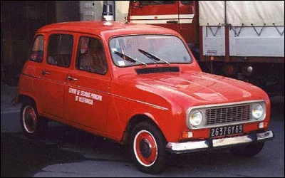 Quel est le métier exercé par le propriétaire de cette Renault R4 ?