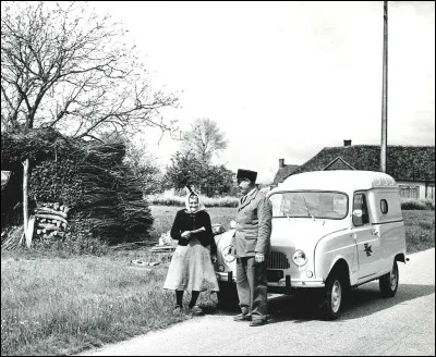 Quel est le métier exercé par le propriétaire de cette Renault 4 ?