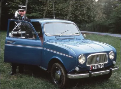 Quel est le métier exercé par le propriétaire de cette Renault 4 ?