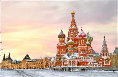 Sur quelle place le kremlin de Moscou est-il situé ?