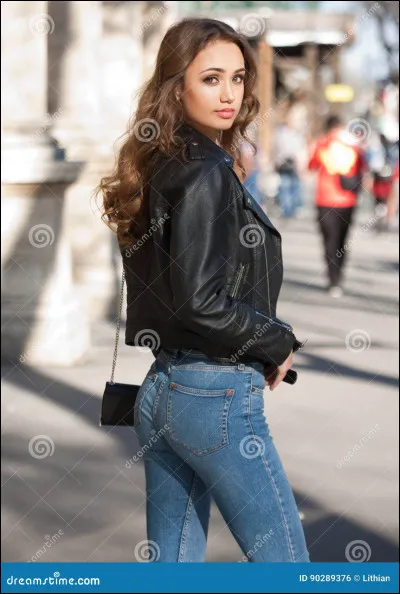 (Pour les garçons) ! Tu vois une belle fille dans la rue et elle vient te parler. Elle te demande si tu es libre ce soir. Que réponds-tu ?